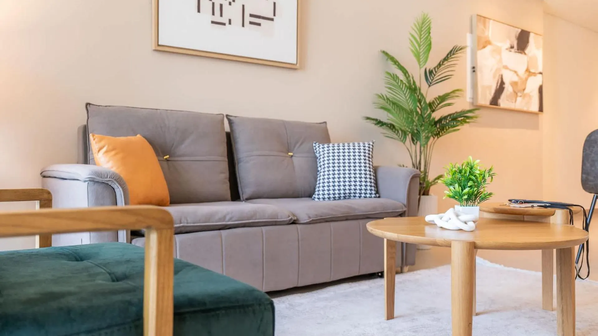 Modern 1-Bedroom Apartment Perfect For Family In Downtown With Skyline Views Dubai