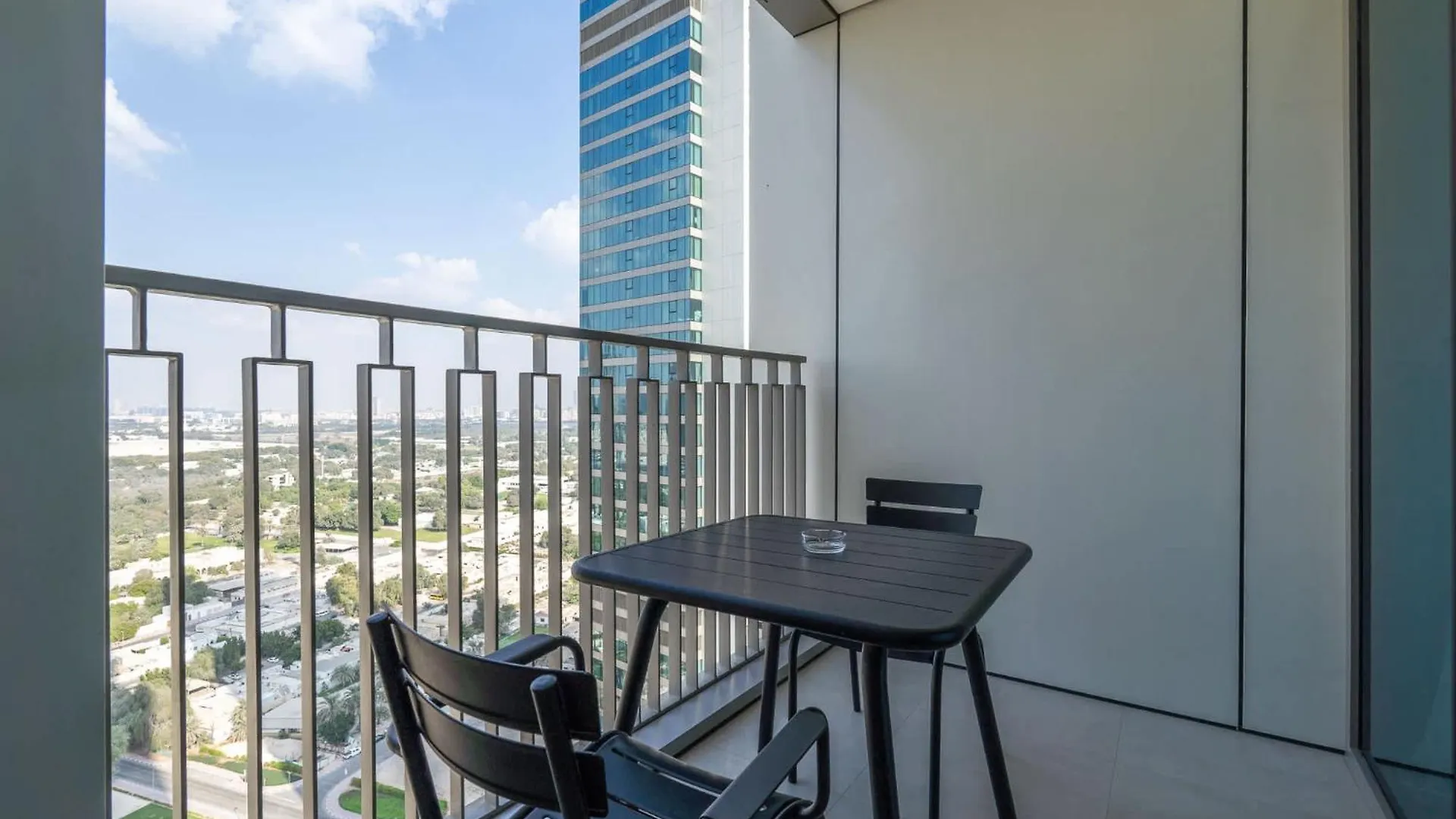 Modern 1-Bedroom Apartment Perfect For Family In Downtown With Skyline Views Dubai