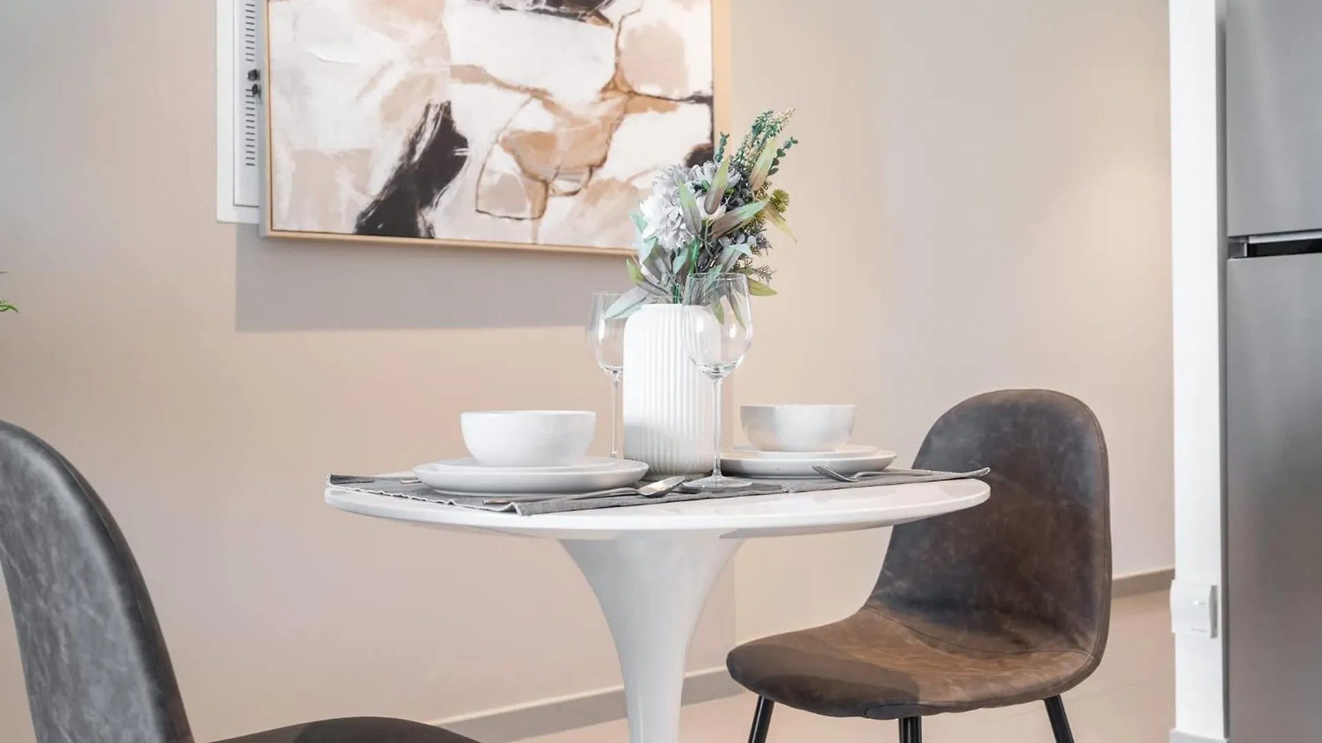 Modern 1-Bedroom Apartment Perfect For Family In Downtown With Skyline Views Dubai