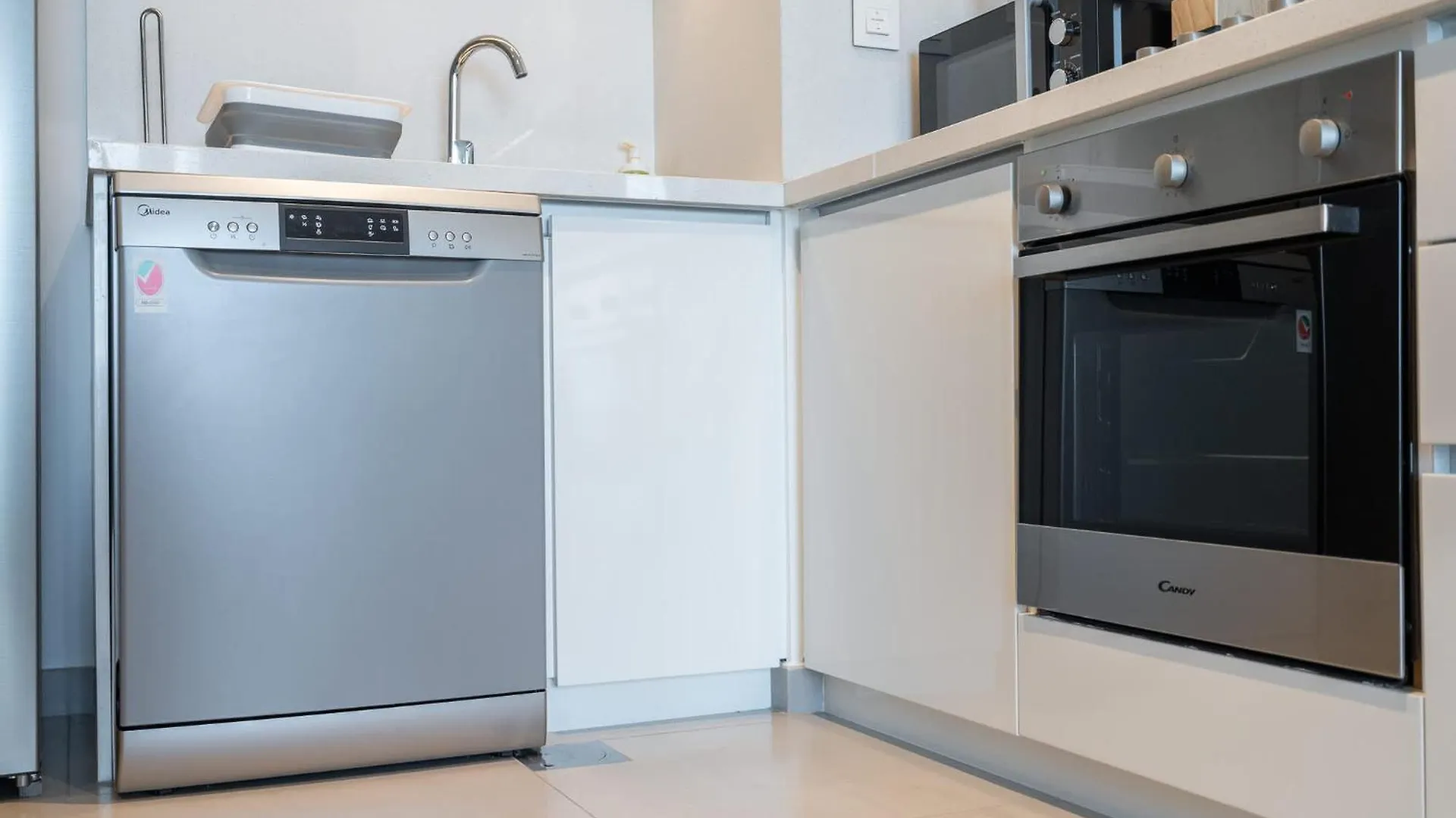 Modern 1-Bedroom Apartment Perfect For Family In Downtown With Skyline Views Dubai