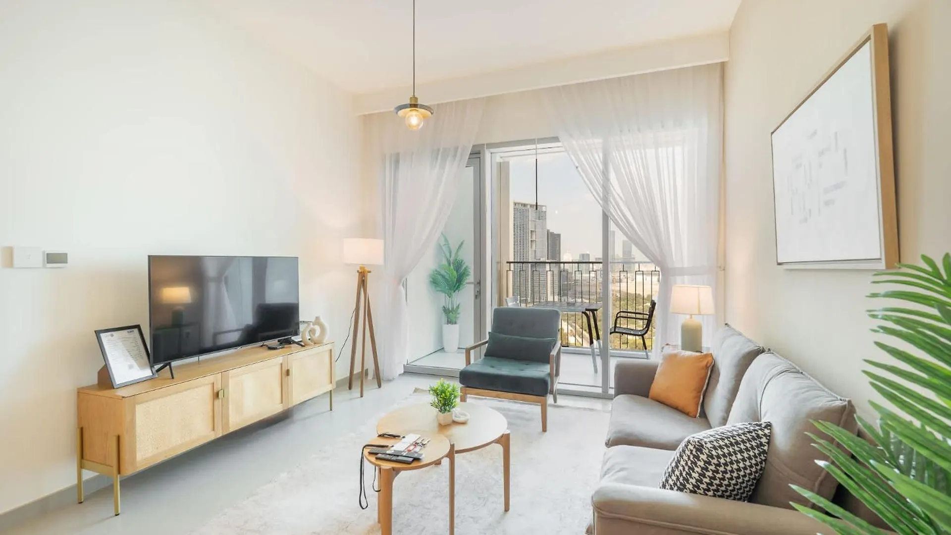Modern 1-Bedroom Apartment Perfect For Family In Downtown With Skyline Views Dubai
