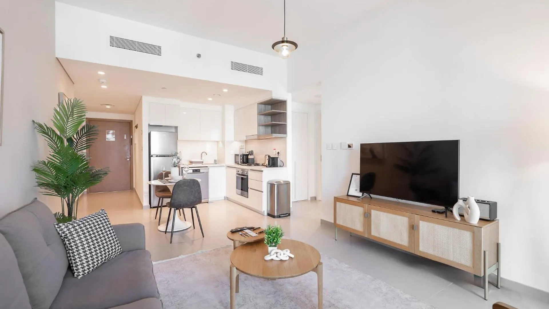Modern 1-Bedroom Apartment Perfect For Family In Downtown With Skyline Views Dubai