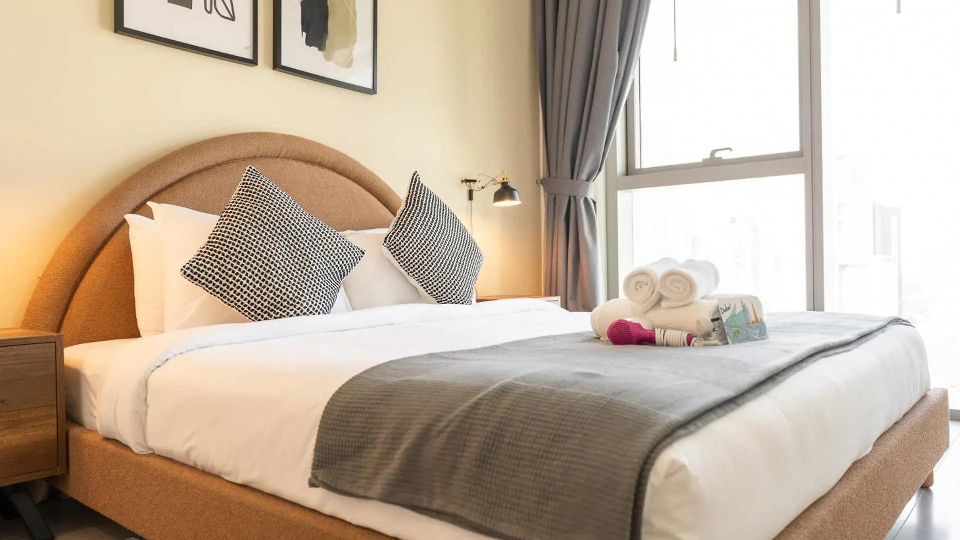 Modern 1-Bedroom Apartment Perfect For Family In Downtown With Skyline Views Dubai