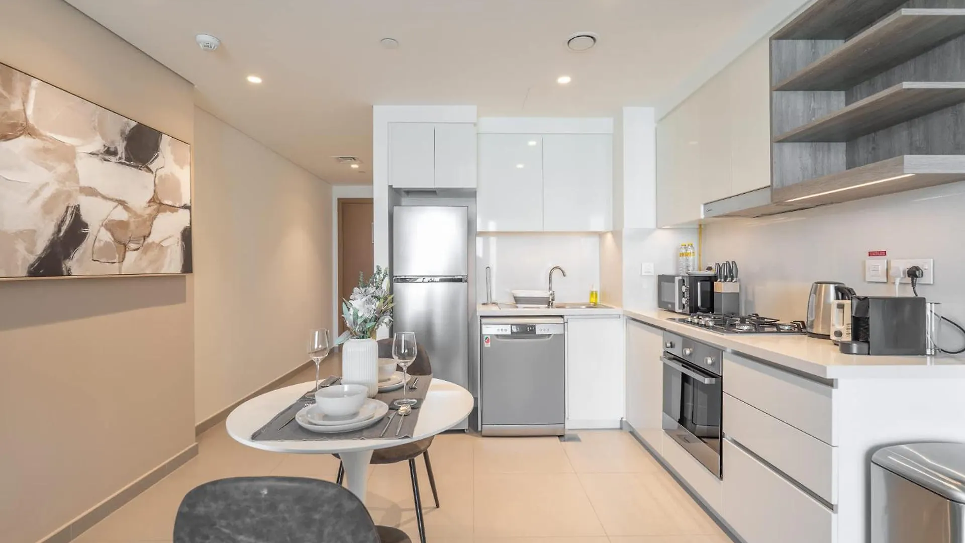 Modern 1-Bedroom Apartment Perfect For Family In Downtown With Skyline Views Dubai