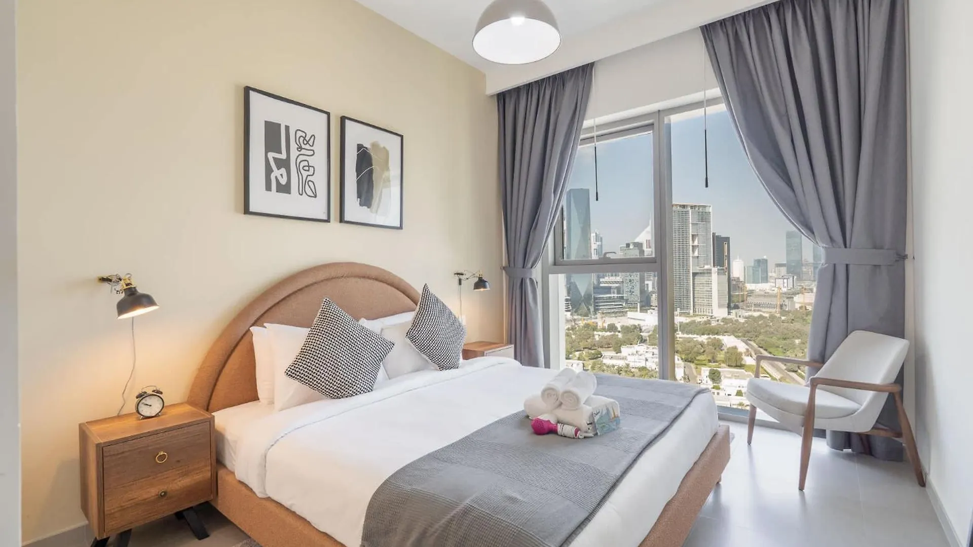 Modern 1-Bedroom Apartment Perfect For Family In Downtown With Skyline Views Dubai 0*,